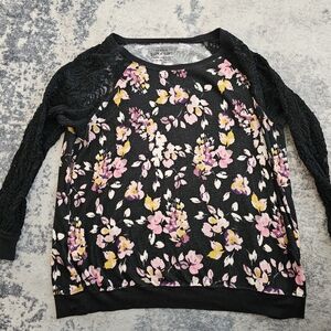 Torrid Super Plush top with stretch lace sleeves. Size 2, 18-20.